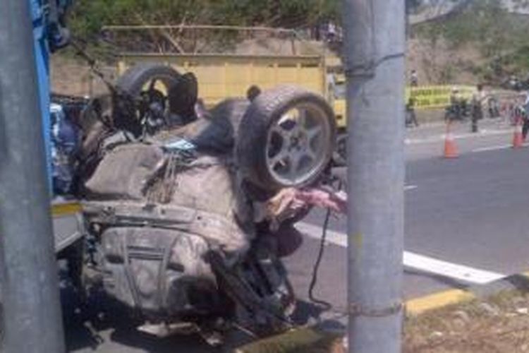 Mobil Honda Jazz remuk tak berbentuk setelah terlibat kecelakaan beruntun di pintu loket Jembatan Suramadu, Desa Sukolilo, Kecamatan Labang, Bangkalan, Selasa (23/9/2014).