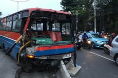 Hantam Portal Transjakarta di Jatinegara, Metromini Ringsek