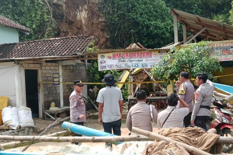Longsor Batu di Pantai Ngrenehan Gunungkidul, Timpa Rumah dan Warung Warga
