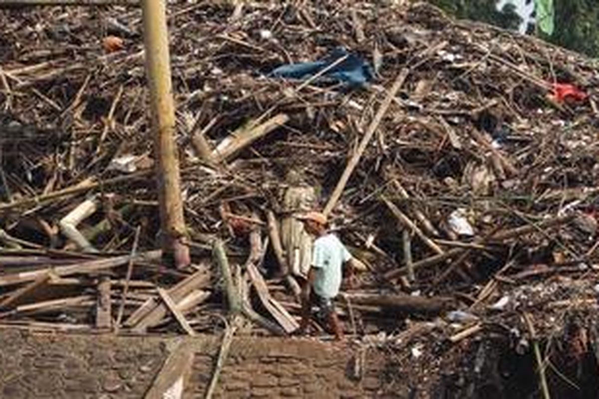 Seorang warga mengais sampah di kawasan pintu air Manggarai, Jakarta Selatan, Selasa (23/10/2012). Pintu air Manggarai semakin dipenuhi sampah yang terbawa aliran sungai akibat debit air yang tinggi beberapa hari sebelumnya.
