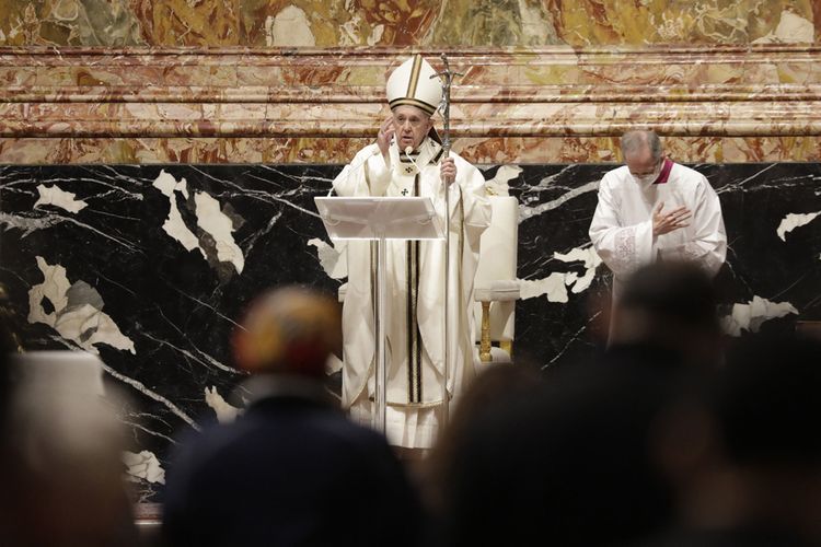 Paus Fransiskus saat merayakan misa pada perayaan Hari Hidup Bakti Sedunia di Basilika Santo Petrus, Vatikan, Selasa, 2 Februari 2021.