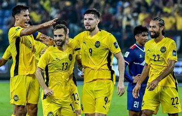 Pemain naturalisasi Timnas Malaysia, Hector Hevel (nomor 13), merayakan gol bersama rekan-rekannya pada laga Kualifikasi Piala Asia 2027 kontra Nepal di Stadion Sultan Ibrahim di Johor pada 25 Maret 2025.