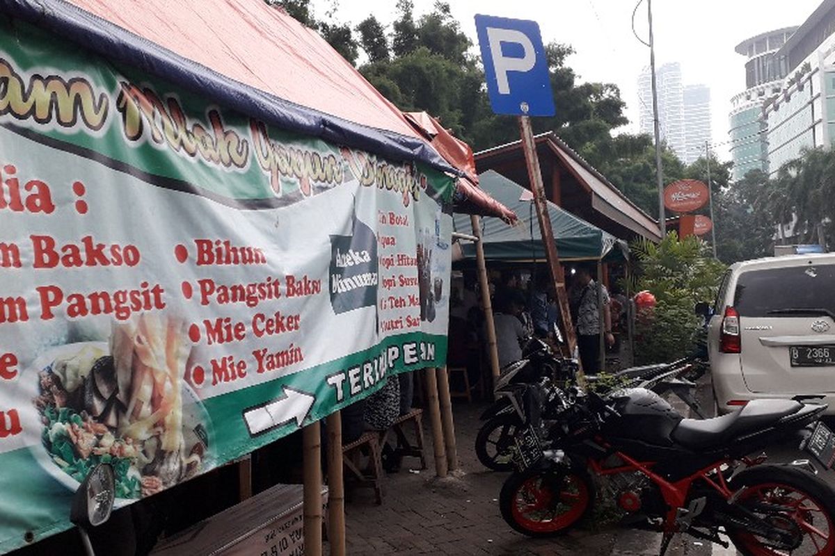 Pedagang Kaki Lima (PKL) di Jalan Puri Kencana, Kembangan Selatan, Kembangan, Jakarta Barat pada Senin (3/12/2018) 