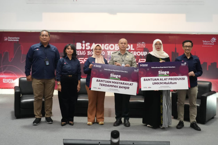 Direktur Utama Telkom Dian Siswarini, Komisaris Independen Ira Noviarti, dan Direktur Human Capital Management Telkom Willy Saelan memberikan bantuan kemanusiaan bagi korban bencana banjir kepada BPBD serta memberikan dukungan alat produksi kepada UMKM MakRum di Malang pada Senin (15/12/2025).