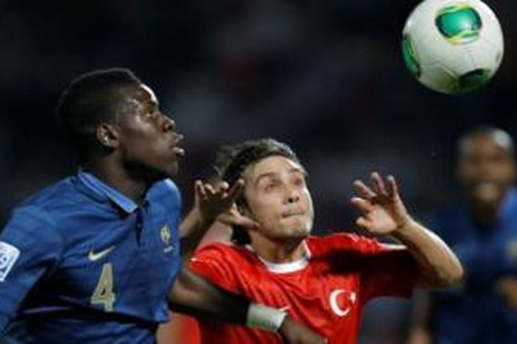 Chelsea merekrut gelandang muda Perancis, Kurt Zouma, dari Saint  Etienne. 