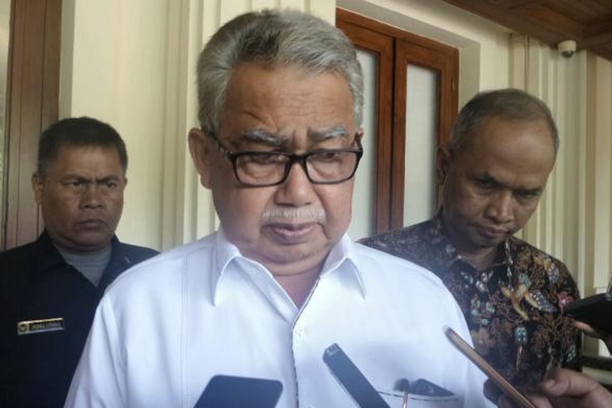 Gubernur Aceh Zaini Abdullah saat ditemui seusai pertemuan tertutup di kantor Kemenko Polhukam, Jakarta Pusat, Kamis (15/9/2016).
