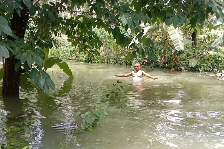 Tiga desa di Kabupaten Purworejo, Jawa Tengah sudah 3 hari terdampak banjir. Meski demikian, mereka masih enggan mengungsi ke tempat yang lebih aman. 