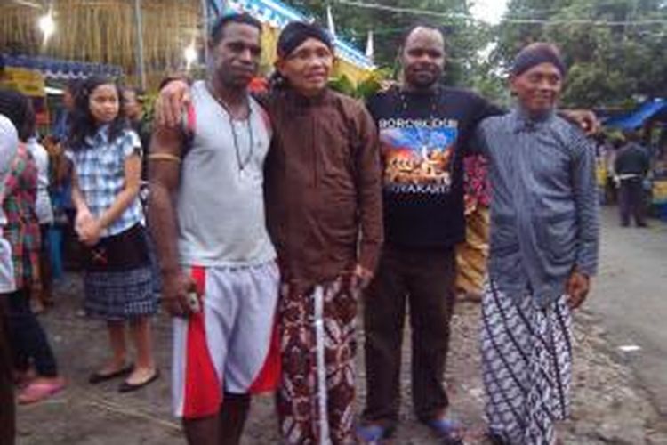 Beberapa warga tampak berfoto bersama para mahasiswa dari papua di acara Bakar Batu