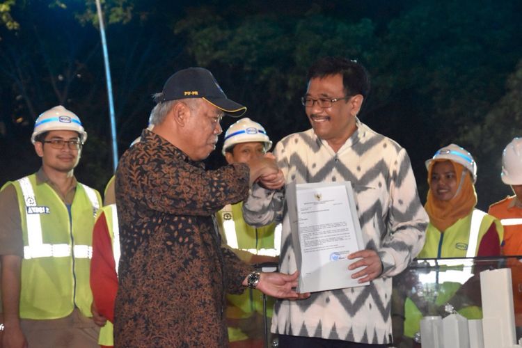 Menteri PUPR Basuki Hadimuljono menyerahkan sertifikat layak fungsi (SLF) Simpang Susun Semanggi kepada Gubernur DKI Jakarta Djarot Saiful Hidayat, Jumat (28/7/2017).