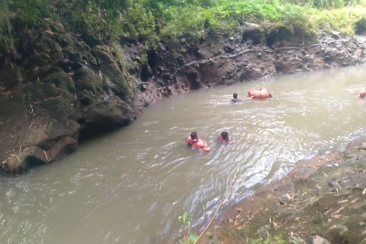 Petugas saat melakukan pencarian terhadap pemuda yang hanyut di Sungai Setail, Banyuwangi, Selasa (16/4/2024)