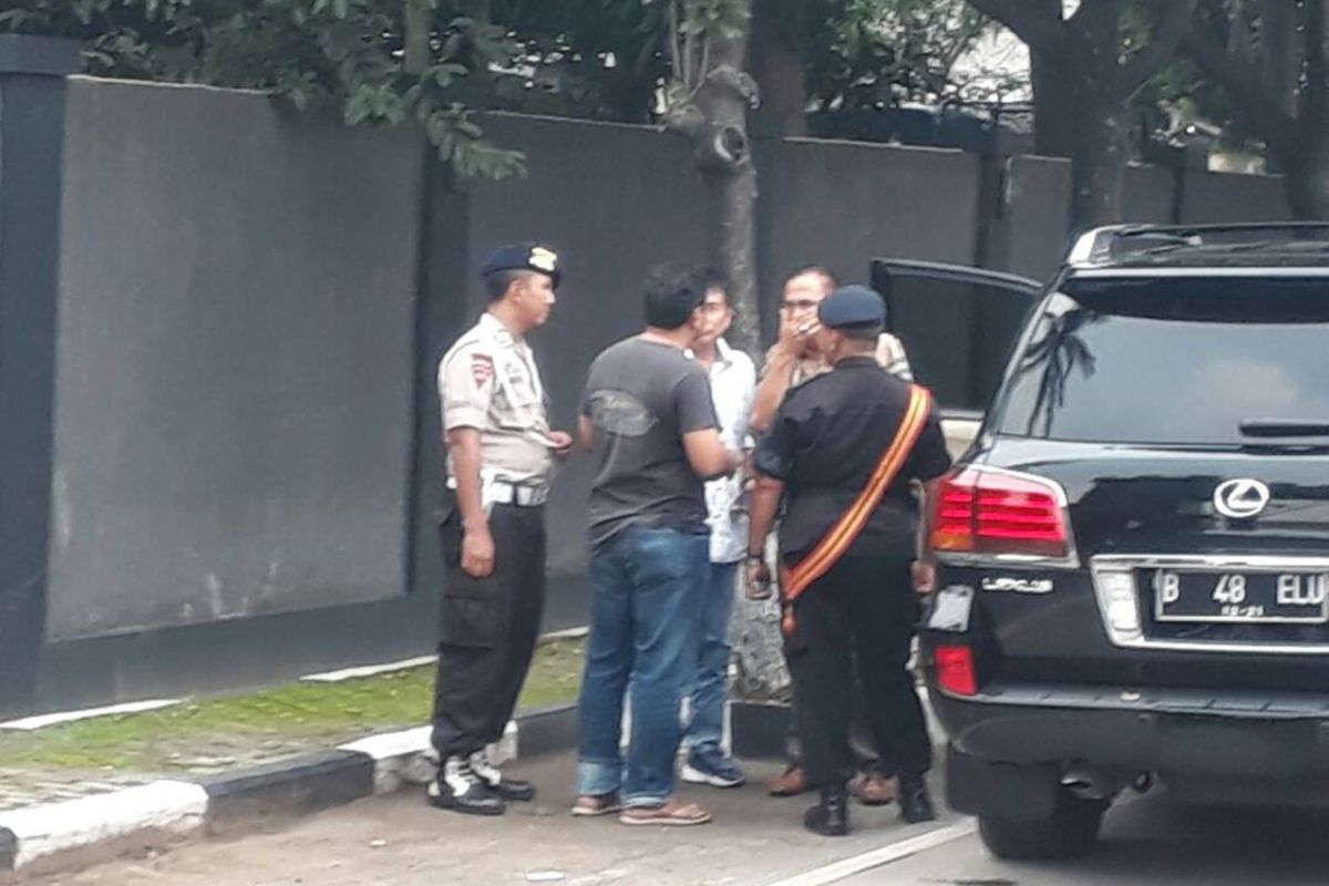 Roy Marten dan rekannya mengunjungi Mako Brimob, Depok, Kamis (11/5/2017).