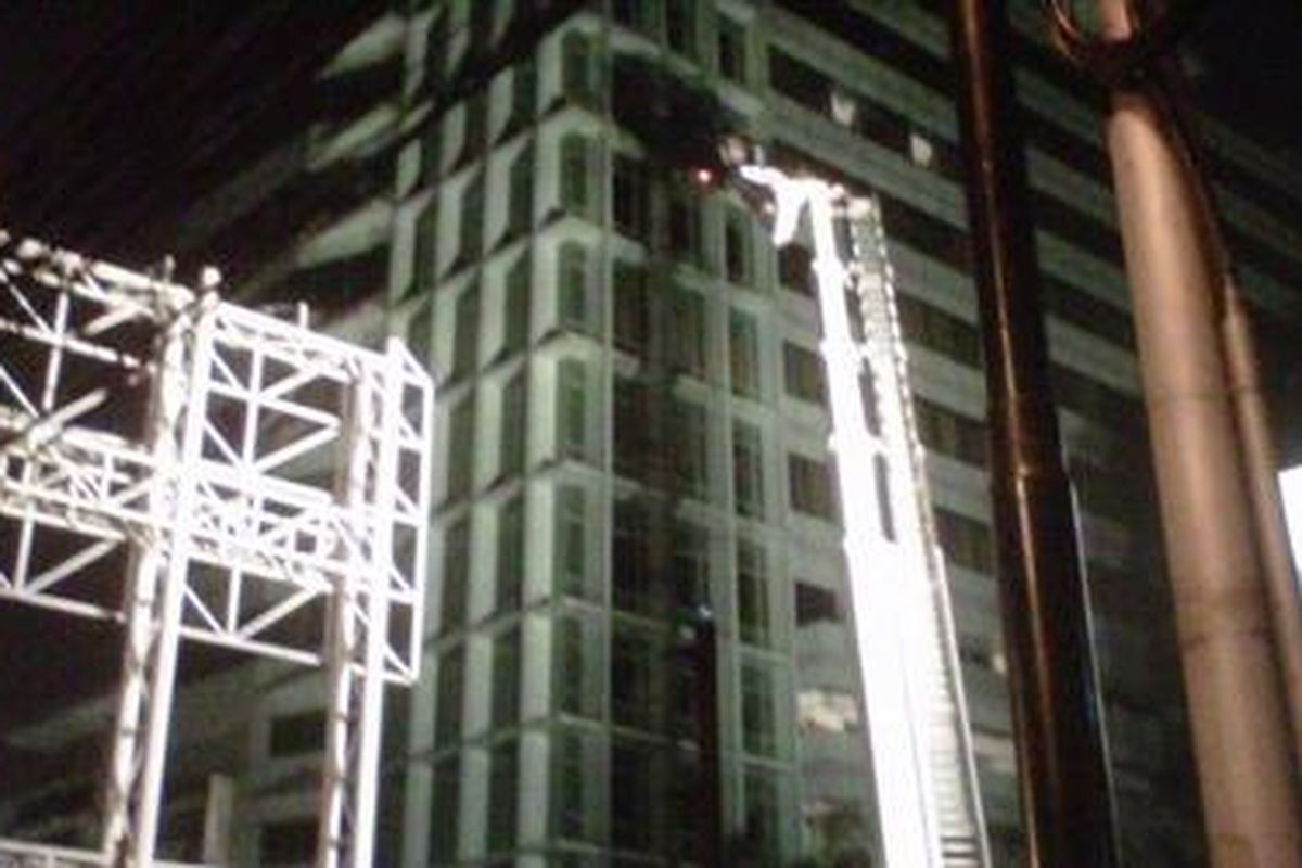 Gedung Adira di kawasan Menteng, Jakarta Pusat, Selasa (9/8/2011) petang, terbakar. Tampak petugas pemadam kebakaran berusaha memaamkan api.