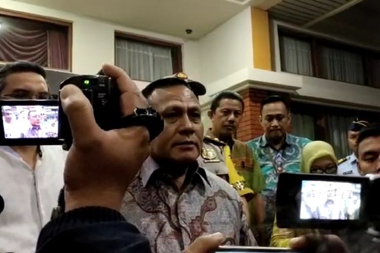 Irjen Pol Firli Bahuri Kapolda Sumatera Selatan yang terpilih sebagai ketua KPK saat tiba di Bandara Sultan Mahmud Badaruddin II Palembang, Jumat (13/9/2019).