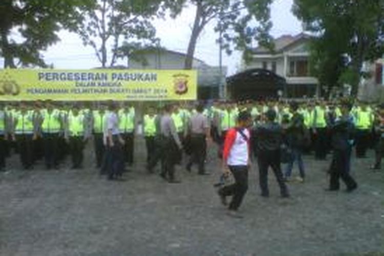 Gelar pasukan pengamanan pelantikan Bupati Garut di halaman Mapolres Garut, Rabu (22/1/2013) sore.
