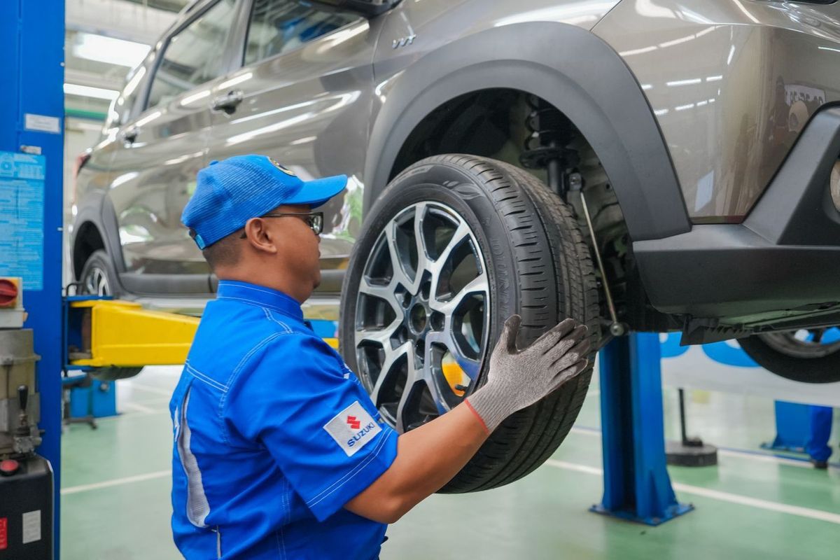 Ilustrasi cek kondisi ban mobil