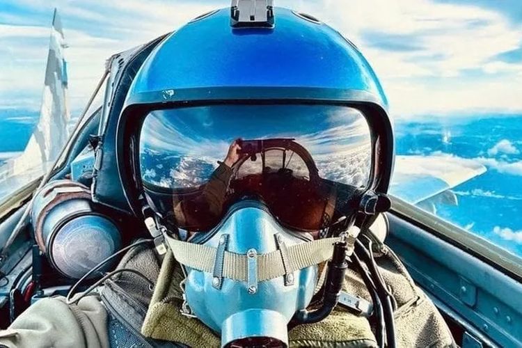 Vladyslav Zalistovskyi, pilot Ukraina yang dijuluki Blue Helmet.