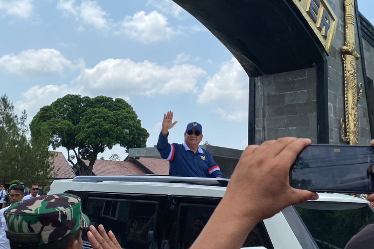 Prabowo Tinggalkan Akmil Pakai Maung Pindad, Sapa Warga dari Atas Mobil