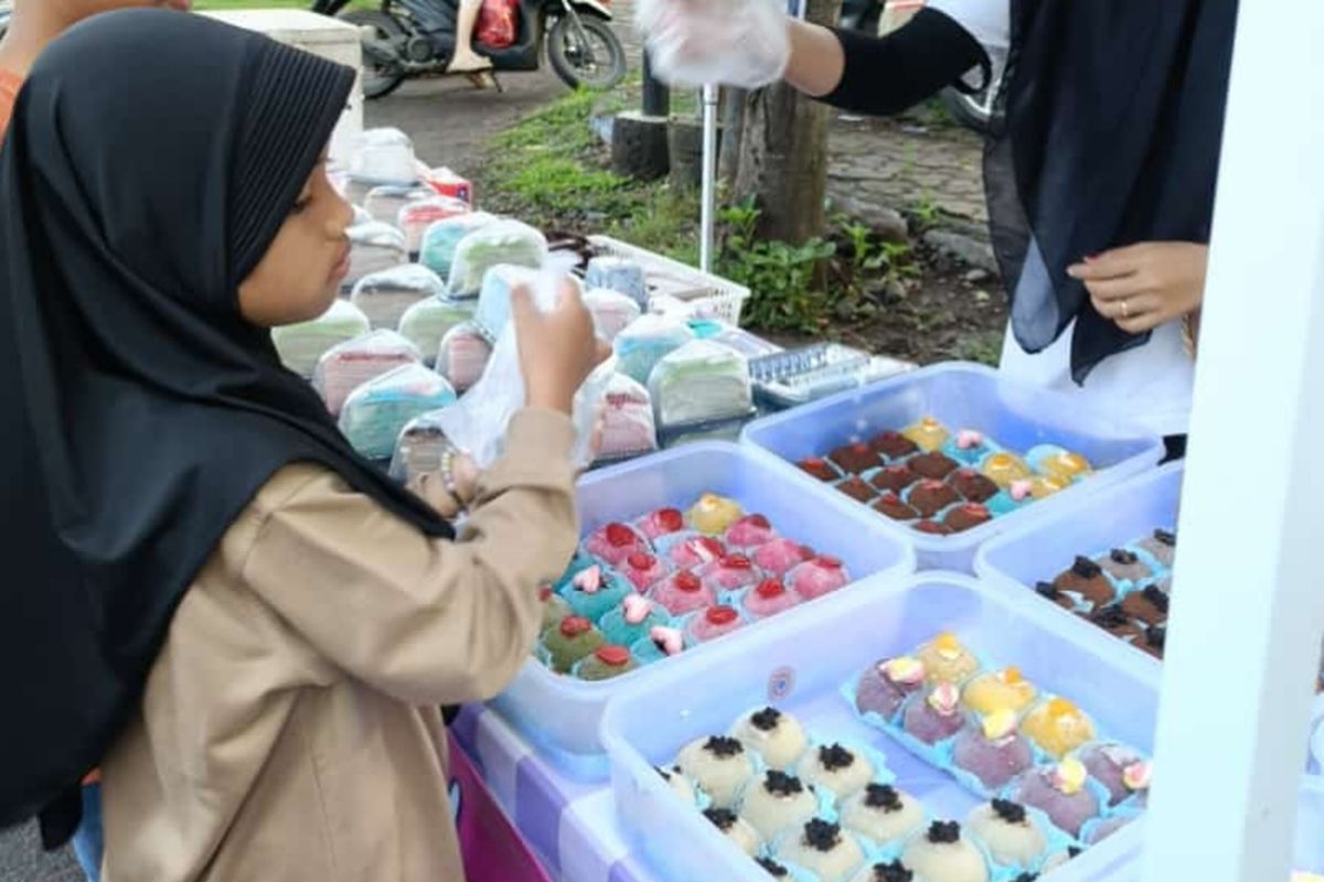 Aneka jajan tradisional dan kekinian tersedia pada kegiatan CFD di rest area Stadion Gelora Merdeka Kraksaan, Minggu (15/12/2024). 