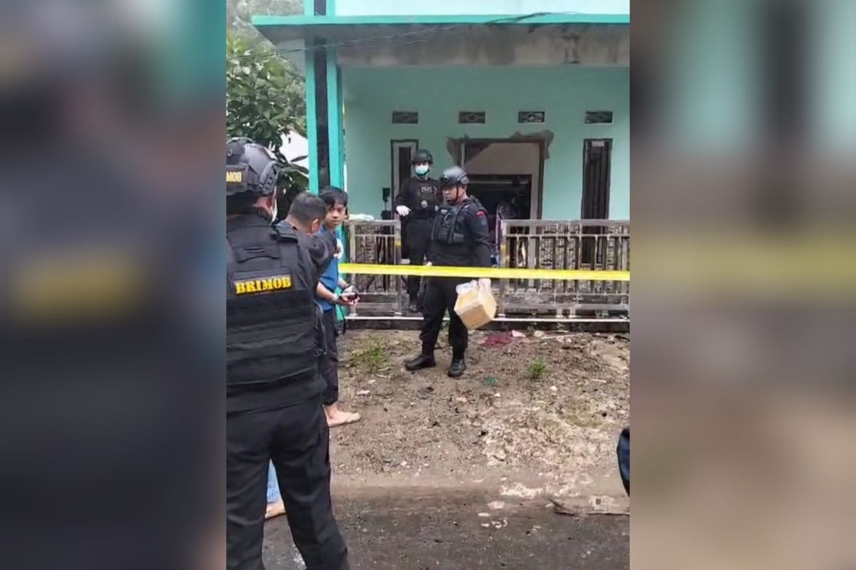 Tim Gegana Satbrimob Polda Sulsel yang melakukan sterilisasi di salah rumah lokasi ledakan bom ikan di Desa Lolisang, Kecamatan Kajang, Kabupaten Bulukumba, Sulawesi Selatan (Sulsel), Rabu (2/7/2025).
