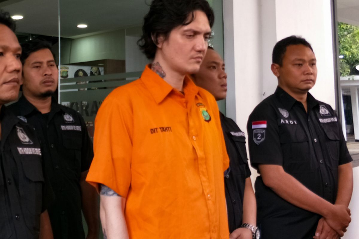 Ozzy Albar memakai baju tahanan saat jumpa pers di Ditres Narkoba Polda Metro Jaka, Jakarta Pusat, Kamis (14/8/2018).