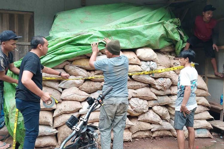 Petugas mengamankan barang bukti karung tanah mengandung emas dan lokasi penambangan emas ilegal di Cibeber, Lebak. Delapan bos tambang diamankan
