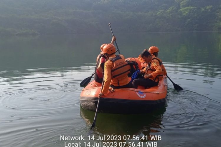 Tim TRC BPBD mencari 3 pemuda di Bogor yang tenggelam di danau Kuari, Desa Tegalega, Kecamatan Cigudeg, Kabupaten Bogor, Jawa Barat, Jumat (14/7/2023).