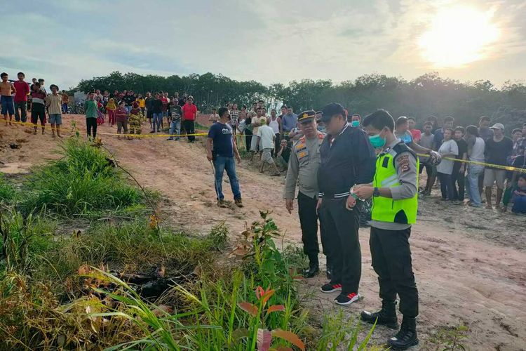 Penemuan mayat seorang mahasiswa asal Palembang bernama Febri Setiawan (20) di semak pinggir jalan Desa Girimulyo, Kecamatan Belitang Jaya, Kabupaten OKU Timur, Sumatera Selatan, Rabu (24/11/2022).