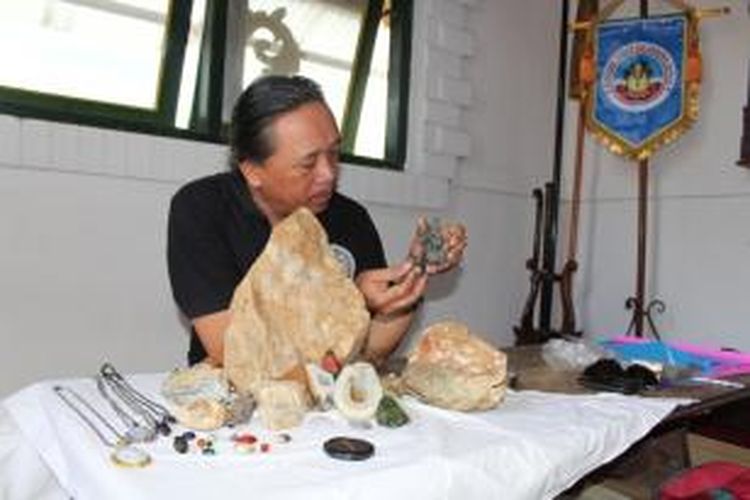Ketua Paguyuban Peduli cagar Budaya Ratu Sima (PPCBRS), Sutikno menunjukkan koleksi batu-batu asli dari Kabupaten Semarang.