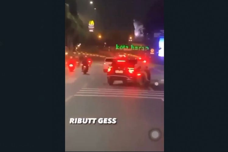 Insiden tabrak lari antara pengemudi sepeda motor dan pengendara mobil terjadi di Jalan Sri Sultan Hamengkubuwono IX, tepatnya di pintu masuk Perumahan Harapan Indah Kota Bekasi, Rabu (9/11/2022) malam. 