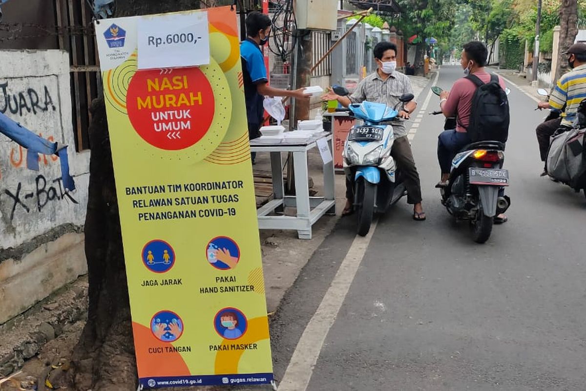 Jalan Kalibata Timur Raya, Kalibata, Pancoran, Jakarta ada program “Dapur Nasi Murah” yang dijajakan di pinggir jalan.