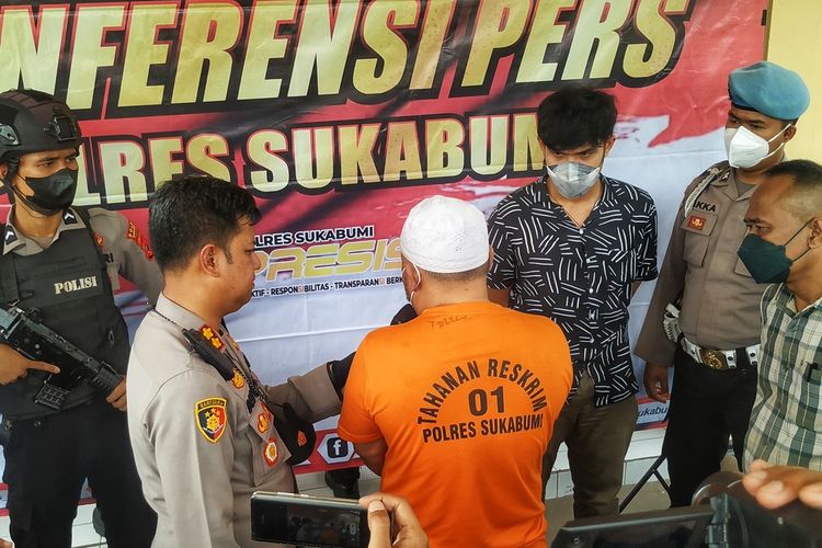 Kepala Polres Sukabumi AKBP Dedy Darmawansyah (kiri) sedang bertanya kepada tersangka NR saat konferensi pers di Palabuhanratu, Sukabumi, Jawa Barat, Selasa (23/8/2022).