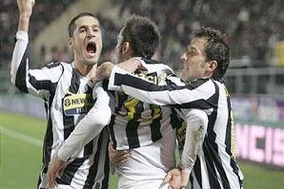 Gelandang Juventus, Antonio Candreva (kiri).