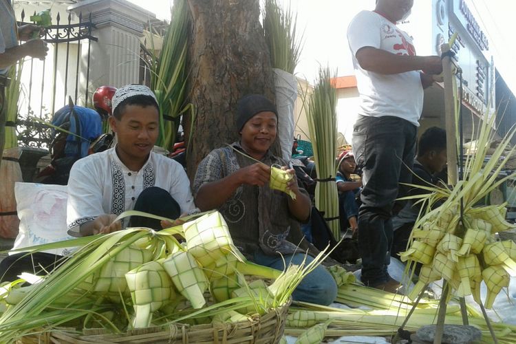 Pedagang ketupat musiman mulai memadati kawasan jalur lambat sisi utara Jalan Dr Radjiman tepatnya di kawasan Pasar Kembang Solo, Jawa Tengah, Rabu (13/6/2018).