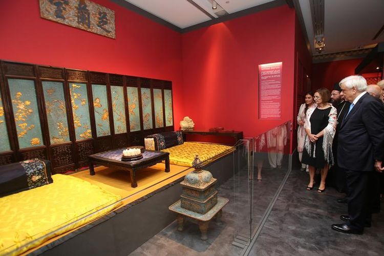 Presiden Yunani Prokopis Pavlopoulos (kanan) saat melihat koleksi peninggalan Kaisar Qianlong yang dipamerkan di Museum Acropolis, Athena, pada pertengahan September lalu.
