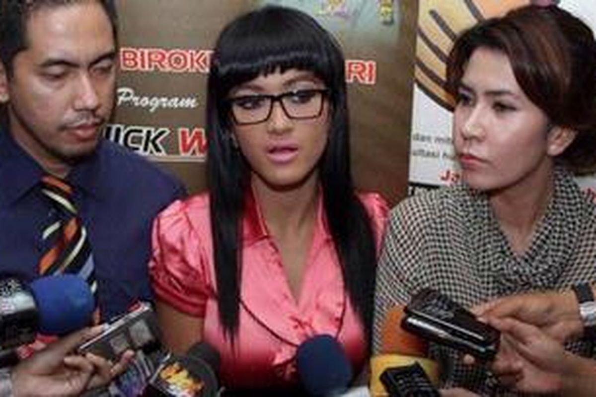 Julia Perez alias Jupe, didampingi oleh kedua kuasa hukumnya, Sunan Kalijaga, SH, dan Kartika Yosodiningrat, SH, mengadakan jumpa pers setelah menjalani pemeriksaan di Polsek Metro Matraman, Jakarta, Rabu (15/12/2010).  