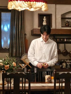 Siap meng-upgrade gaya? Intip 7 inspirasi outfit Quiet Luxury Kim Seon-ho sebagai Joo Ho-jin di drama Netflix terbaru. Klik untuk detail!