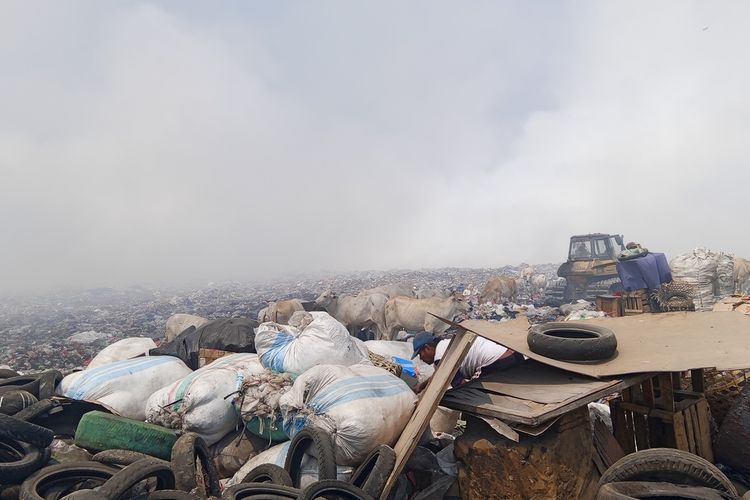 Cegah Sampah Warga Menumpuk, TPA Jatibarang Tetap Buka meski Kebakaran Belum Padam