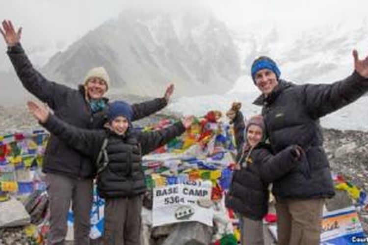 Keluarga Rivenbark dengan latar belakang Gunung Everest di Nepal, salah satu tempat yang mereka kunjungi dalam setahun tur dunia mereka. 