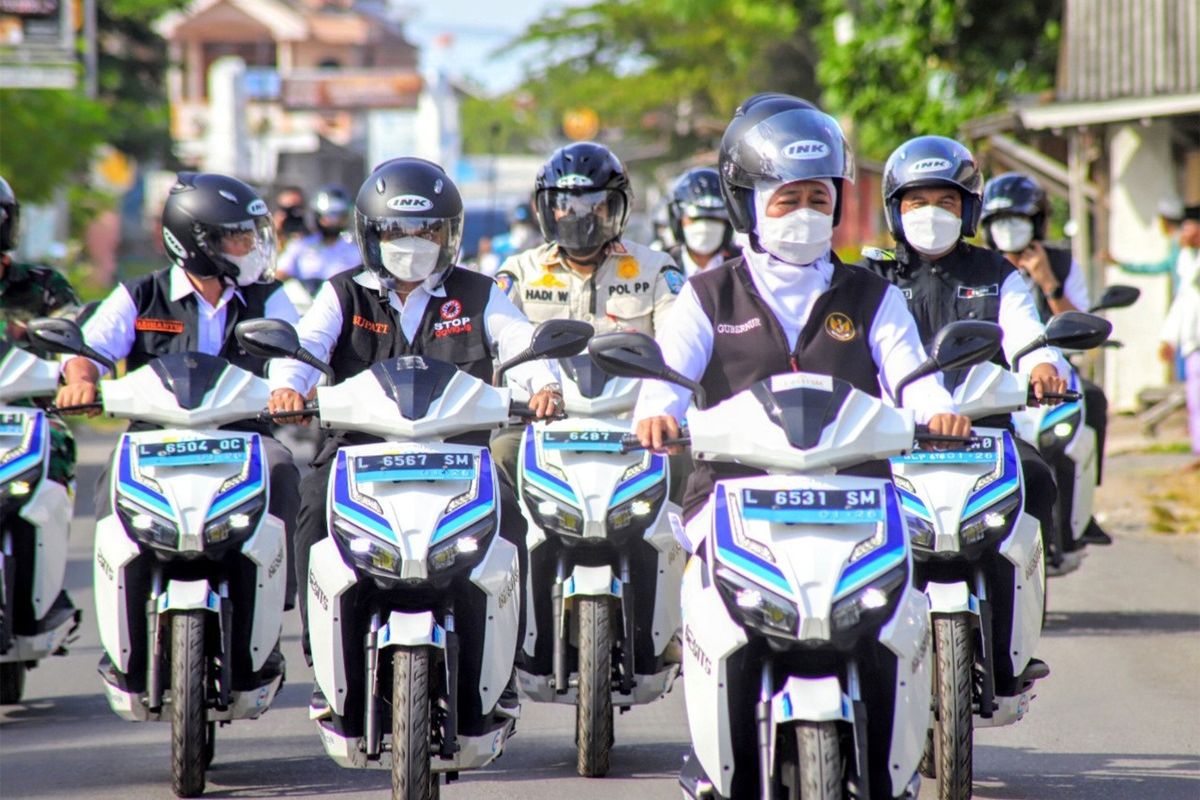 Gubernur Jawa Timur Khofifah Indar Parawansa bersama jajaran Pemprov Jatim saat mengendarai sepeda listrik merek Gesits.