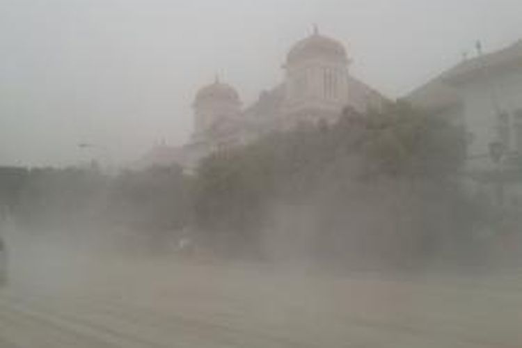 Suasana di tengah Kota Yogyakarta, Jumat (14/2/2014) pagi akibat hujan abu letusan Gunung Kelud yang dipotret anggota komunitas Wahdah Jogja, Dzul Azmi.