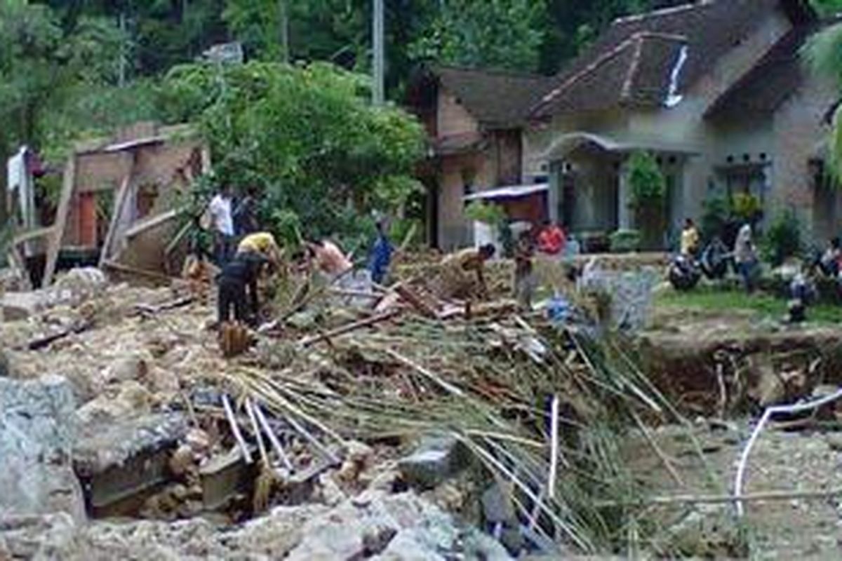 Banjir bandang merusak jembatan di Desa Kedungwinong, Kecamatan Sukolilo, Kabupaten Pati, Jawa Tengah, Sabtu (3/12/2011).