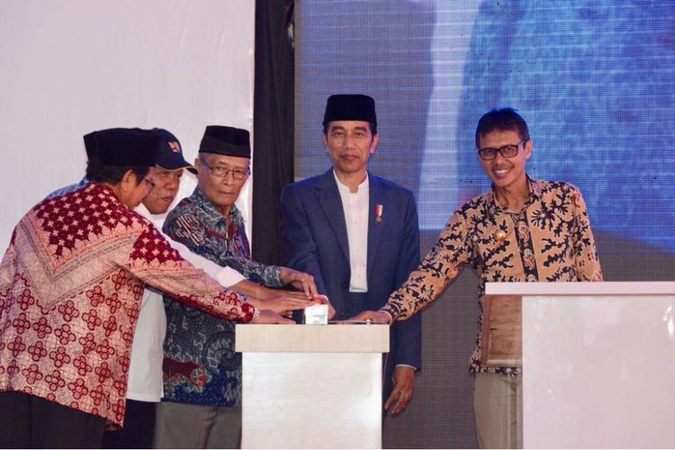 Presiden Joko Widodo (Jokowi) meresmikan Rumah Susun (Rusun), Masjid Hj. Yuliana, Gedung Sekolah SMP 2 dan SMA 2 di kawasan Pesantren Modern Terpadu Prof. Hamka, Kota Padang, Sumatera Barat, Senin (21/5/2018).