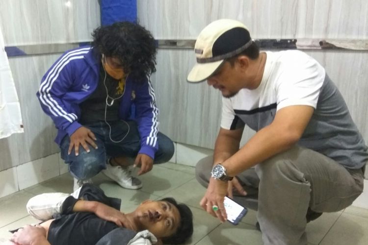 Eko Saputra (28) pelaku begal saat diinterogasi anggota kepolisian di RS Bhayangkara, Pontianak, Kalimantan Barat (9/6/2017).