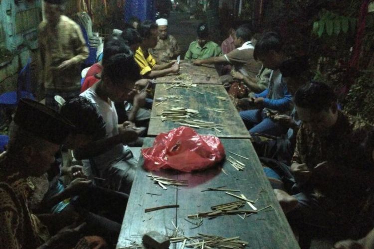Beberapa laki-laki sedang membuat katikan yang terbuat dari bambu yang diruncingkan untuk masak aseman daging di Desa Olehsari, Banyuwangi, Jatim, Kamis (8/3/2018). Membuat katikan biasanya dilakukan secara gotong royong oleh masyarakat Olehsari.