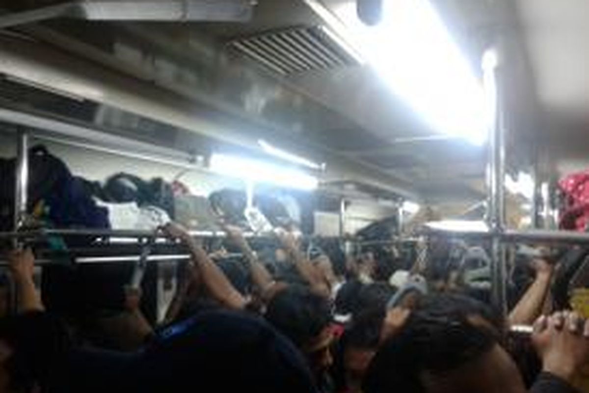 Suasana di dalam KRL Jakarta-Bogor, Selasa (10/6/2014) malam.