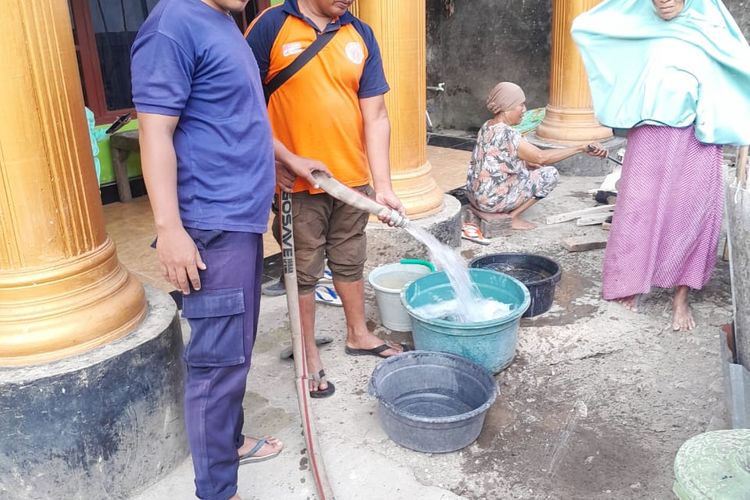 Penyaluran air bersih bagi warga terdampak krisis air bersih di Sumbawa Barat 