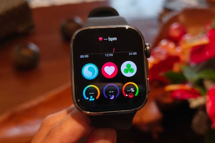 Tampilan smartwatch Huawei Watch Fit 4 varian warna hitam. Perangkat ini memiliki layar AMOLED berukuran 1,82 inci dan tingkat kecerahan 2.000 nits.