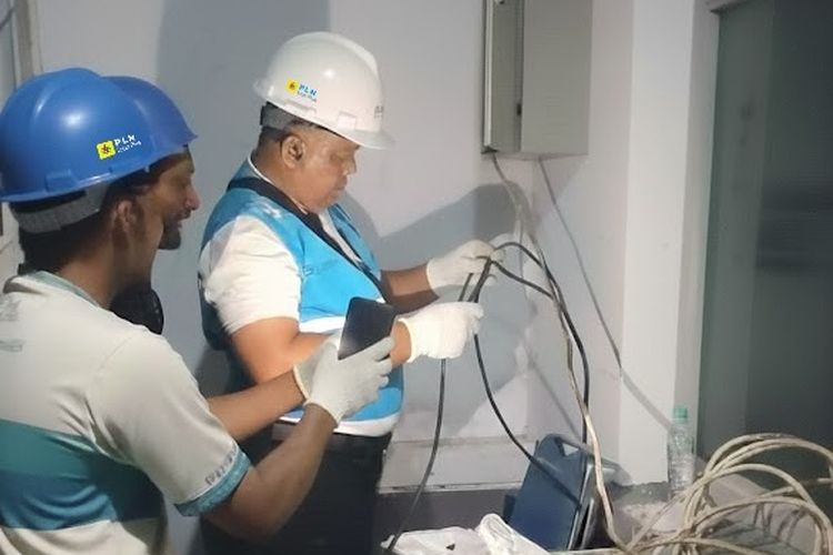 Nampak pekerja PLN Icon Plus sedang memasang perangkat komunikasi satelit di beberapa wilayah terdampak bencana banjir dan longsor di Provinsi Aceh.