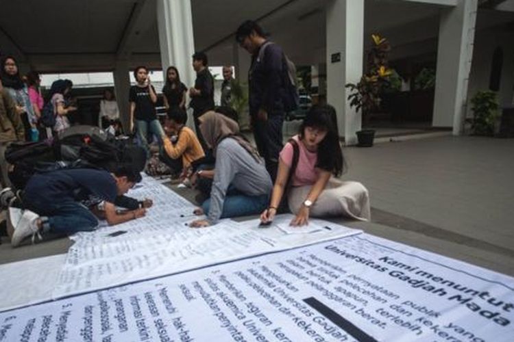 Mahasiswa UGM menandatangani petisi penolakan kekerasan seksual dalam unjuk rasa UGM Darurat Kekerasan Seksual di Kampus Fisipol UGM, Kamis (8/11). 