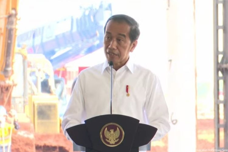 Presiden Joko Widodo saat meresmikan implementasi tahap kedua industri baterai listrik terintregasi di Kabupaten Batang, Jawa Tengah, pada Rabu (8/6/2022).